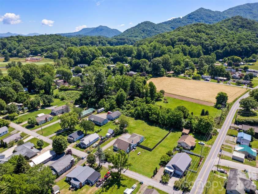 40 Avery Street, Waynesville, NC 28786.  MLS# CAR4390251, YatesRealty ID 28619. 