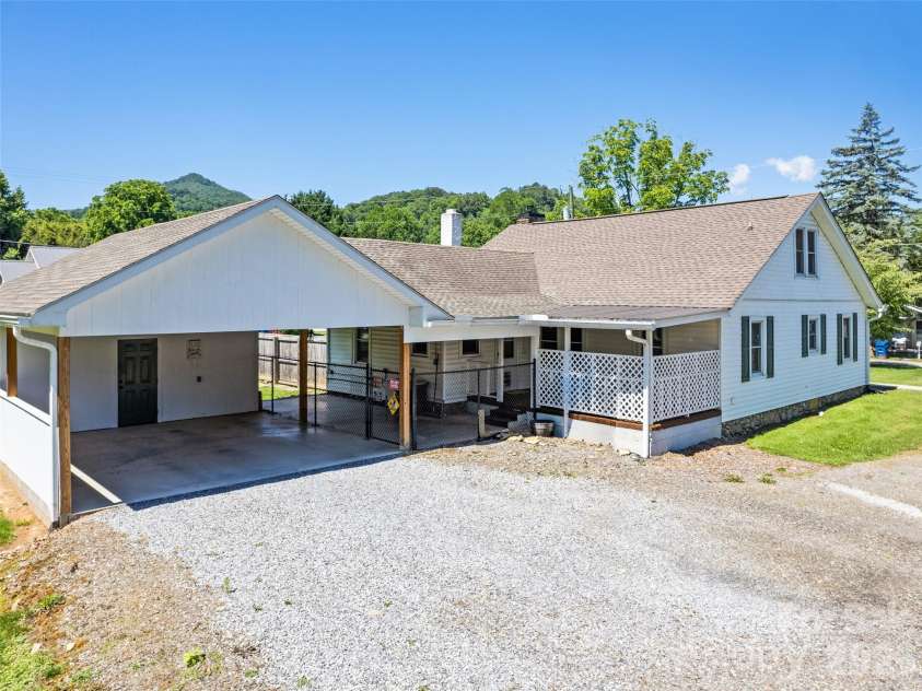 40 Avery Street, Waynesville, NC 28786.  MLS# CAR4390251, YatesRealty ID 28619. 