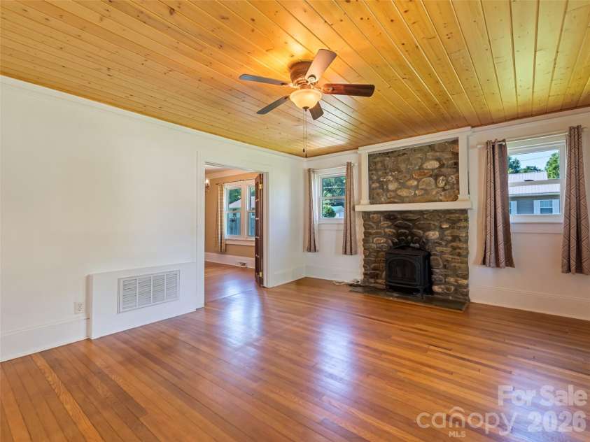 40 Avery Street, Waynesville, NC 28786.  MLS# CAR4390251, YatesRealty ID 28619. 