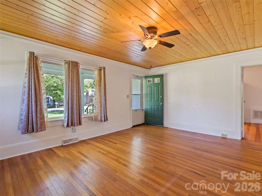 40 Avery Street, Waynesville, NC 28786.  MLS# CAR4390251, YatesRealty ID 28619. 