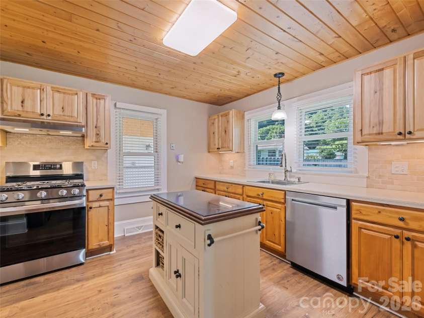 40 Avery Street, Waynesville, NC 28786.  MLS# CAR4390251, YatesRealty ID 28619. 