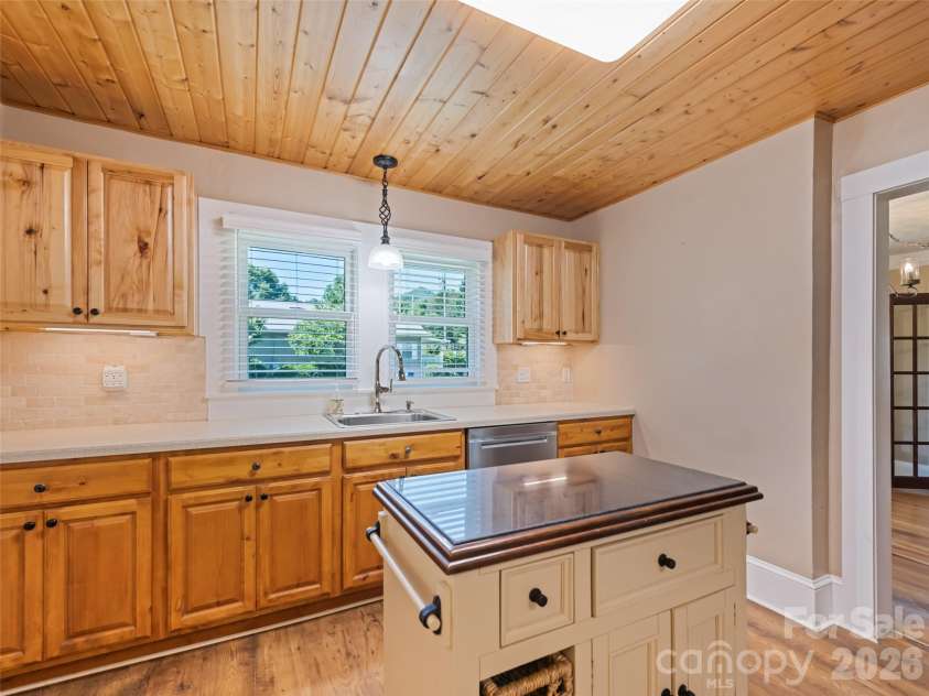 40 Avery Street, Waynesville, NC 28786.  MLS# CAR4390251, YatesRealty ID 28619. 