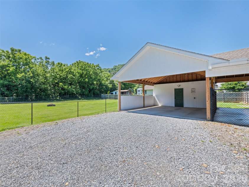 40 Avery Street, Waynesville, NC 28786.  MLS# CAR4390251, YatesRealty ID 28619. 