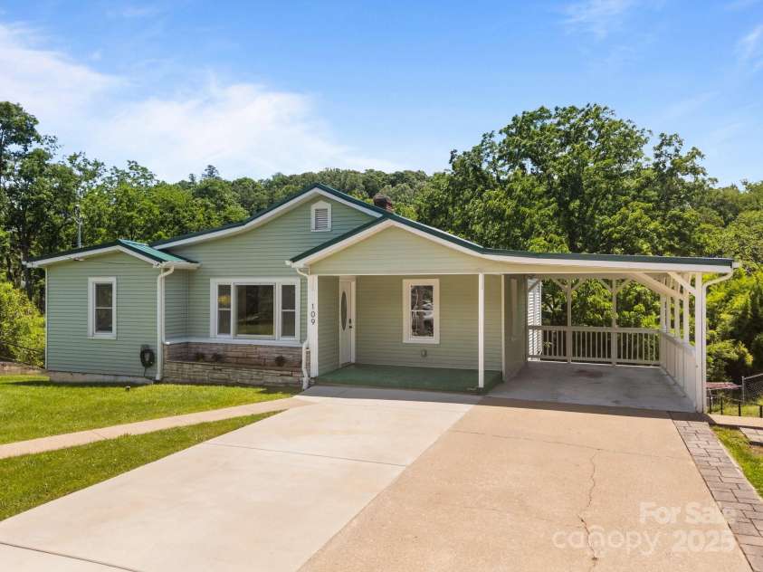 109 Short Street, Waynesville, NC 28786.  MLS# CAR4272804, YatesRealty ID 28620. 