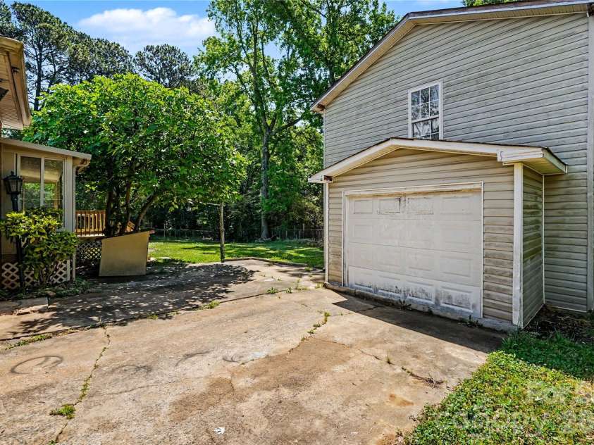 7040 Idlewild Road, Charlotte, NC 28212.  MLS# CAR4373418, YatesRealty ID 28620. 