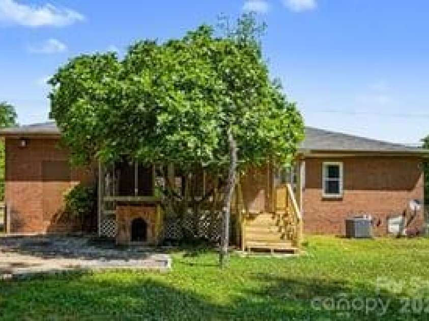 7040 Idlewild Road, Charlotte, NC 28212.  MLS# CAR4373418, YatesRealty ID 28620. 