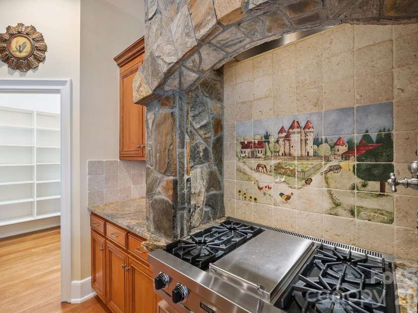 1515 Baltusrol Drive, Denver, NC 28037.  MLS# CAR4224856, YatesRealty ID 28621. Viking Range, Warming Drawer and Countryside Mural on Tile Backsplash.