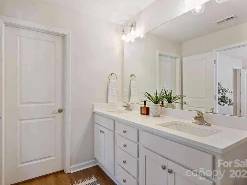 2405 Via del Conte Alley, Charlotte, NC 28205.  MLS# CAR4284982, YatesRealty ID 28622. 