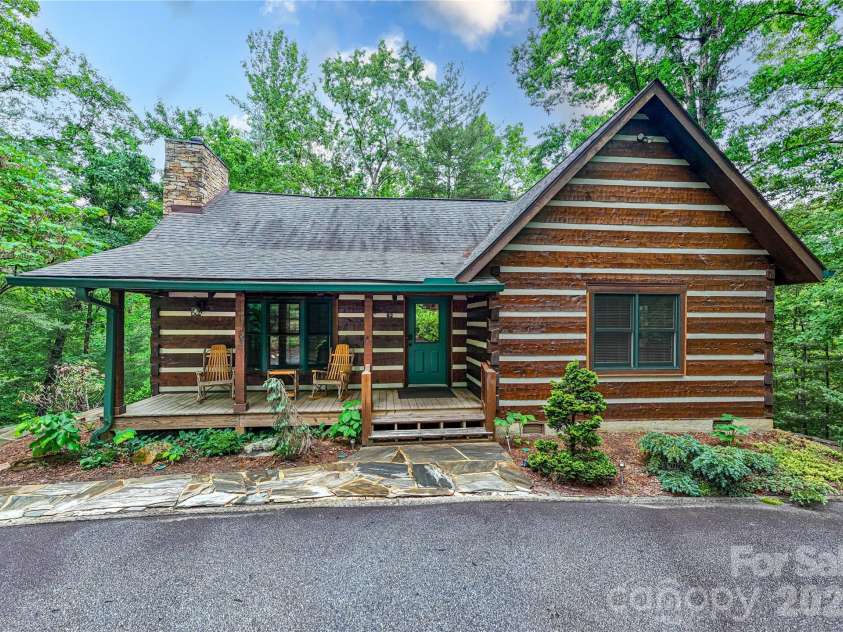82 Sky Vista Lane, Hendersonville, NC 28792.  MLS# CAR4386634, YatesRealty ID 28622. 