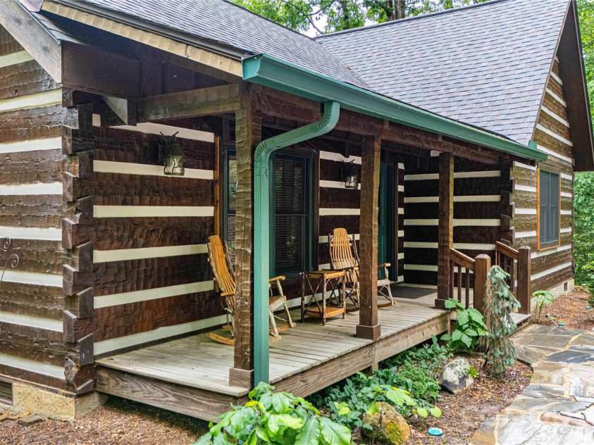 82 Sky Vista Lane, Hendersonville, NC 28792.  MLS# CAR4386634, YatesRealty ID 28622. 