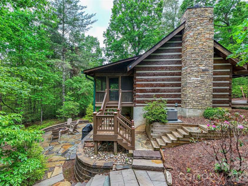 82 Sky Vista Lane, Hendersonville, NC 28792.  MLS# CAR4386634, YatesRealty ID 28622. 