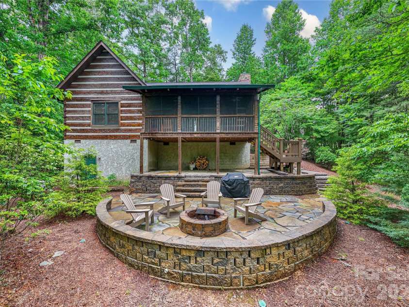 82 Sky Vista Lane, Hendersonville, NC 28792.  MLS# CAR4386634, YatesRealty ID 28622. 