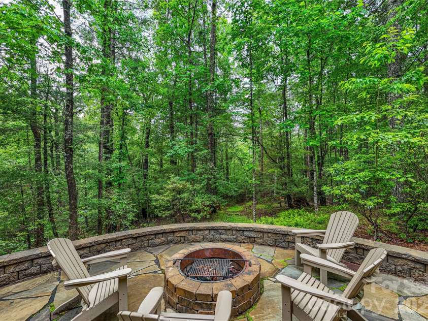 82 Sky Vista Lane, Hendersonville, NC 28792.  MLS# CAR4386634, YatesRealty ID 28622. 