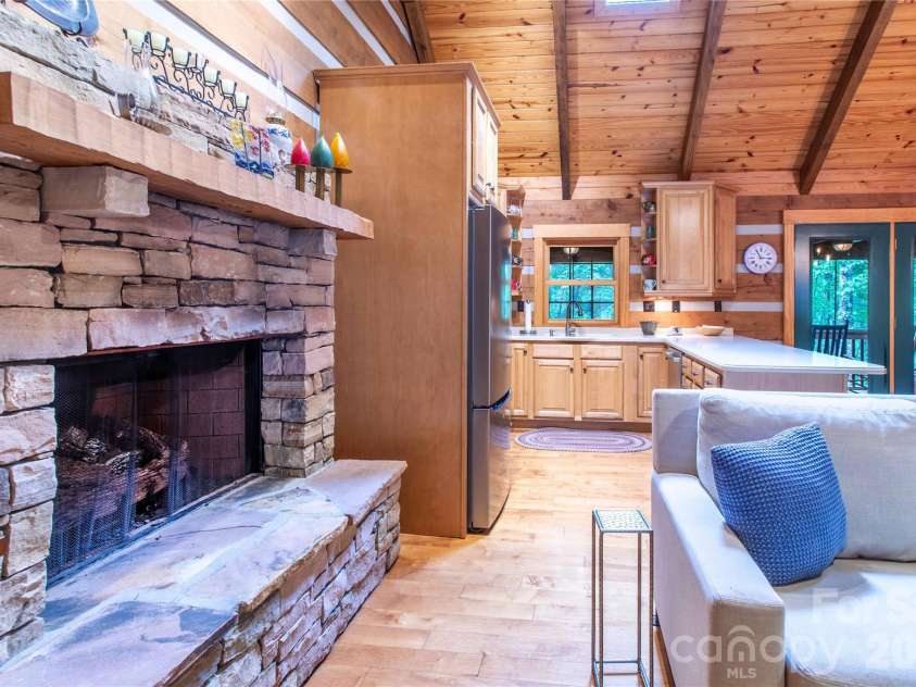 82 Sky Vista Lane, Hendersonville, NC 28792.  MLS# CAR4386634, YatesRealty ID 28622. 
