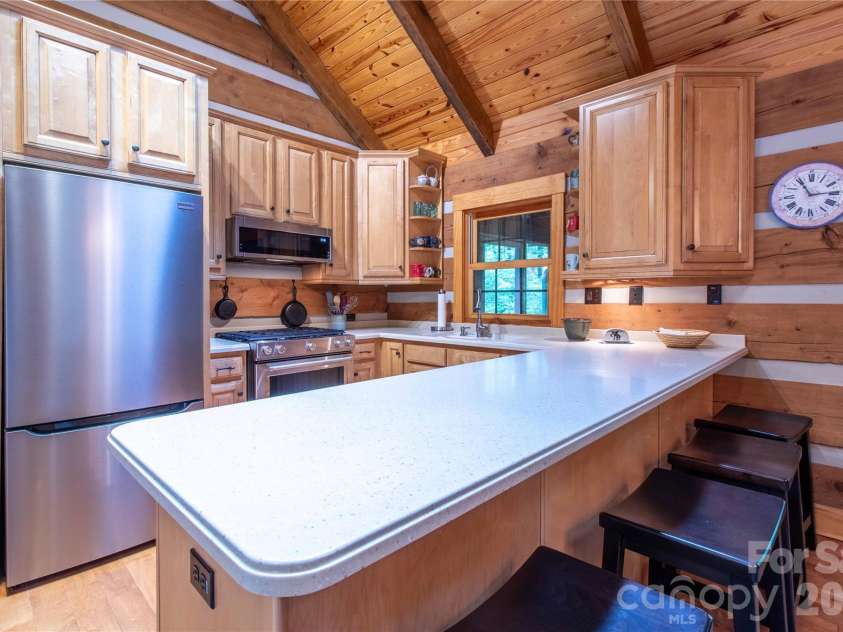 82 Sky Vista Lane, Hendersonville, NC 28792.  MLS# CAR4386634, YatesRealty ID 28622. 