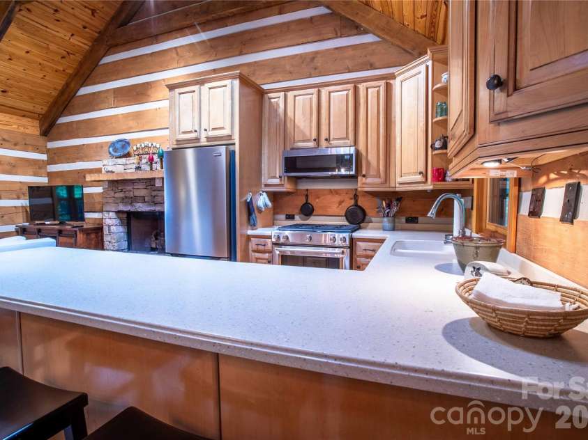 82 Sky Vista Lane, Hendersonville, NC 28792.  MLS# CAR4386634, YatesRealty ID 28622. 
