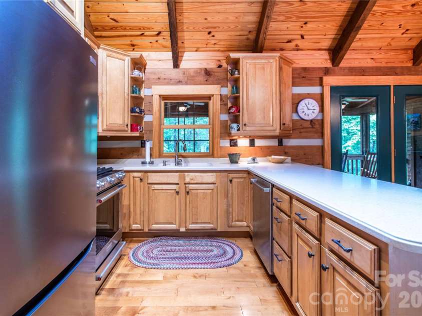 82 Sky Vista Lane, Hendersonville, NC 28792.  MLS# CAR4386634, YatesRealty ID 28622. 