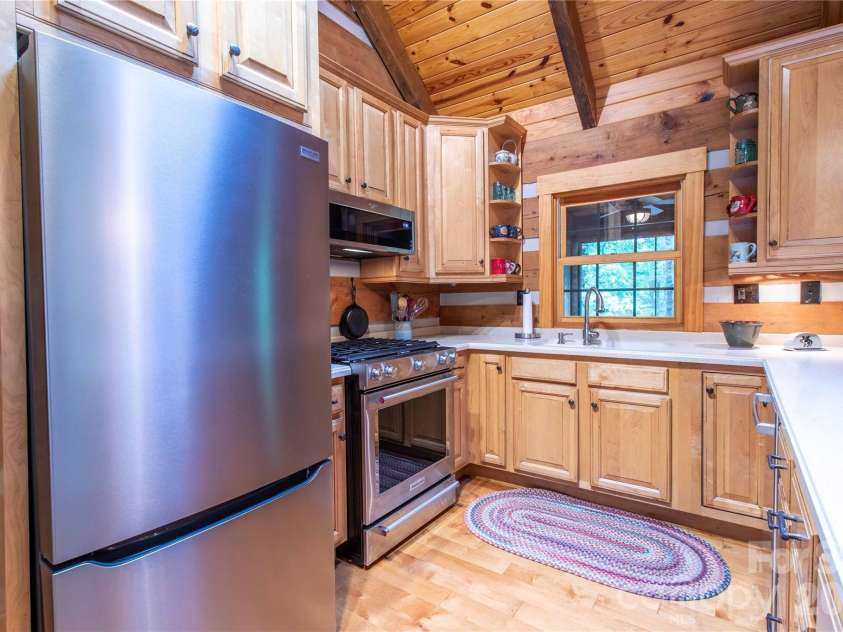 82 Sky Vista Lane, Hendersonville, NC 28792.  MLS# CAR4386634, YatesRealty ID 28622. 