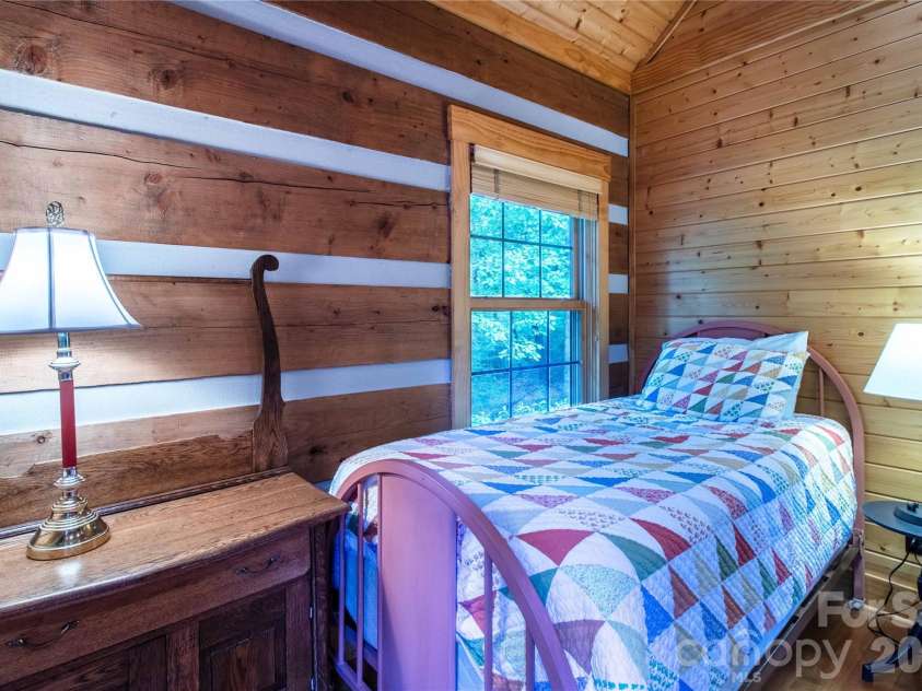 82 Sky Vista Lane, Hendersonville, NC 28792.  MLS# CAR4386634, YatesRealty ID 28622. 