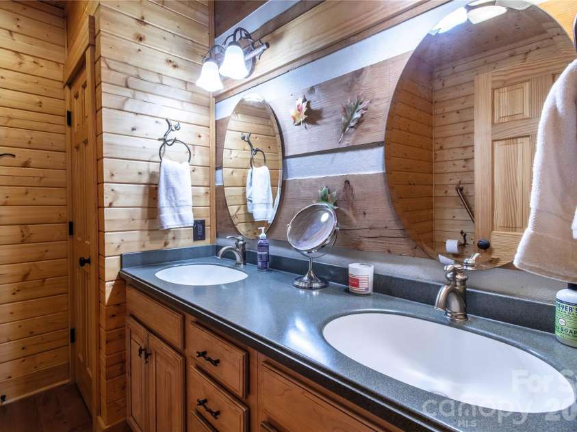 82 Sky Vista Lane, Hendersonville, NC 28792.  MLS# CAR4386634, YatesRealty ID 28622. 