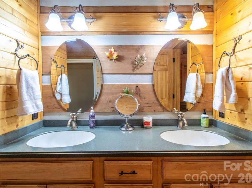 82 Sky Vista Lane, Hendersonville, NC 28792.  MLS# CAR4386634, YatesRealty ID 28622. 