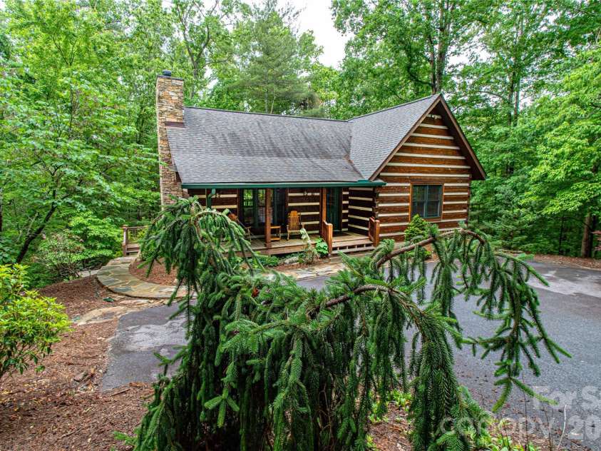 82 Sky Vista Lane, Hendersonville, NC 28792.  MLS# CAR4386634, YatesRealty ID 28622. 