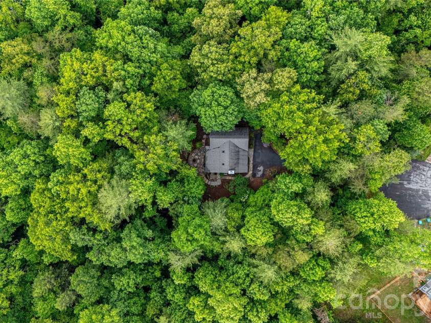 82 Sky Vista Lane, Hendersonville, NC 28792.  MLS# CAR4386634, YatesRealty ID 28622. 
