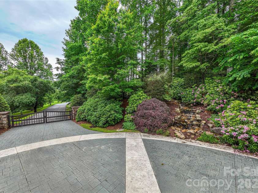 82 Sky Vista Lane, Hendersonville, NC 28792.  MLS# CAR4386634, YatesRealty ID 28622. 