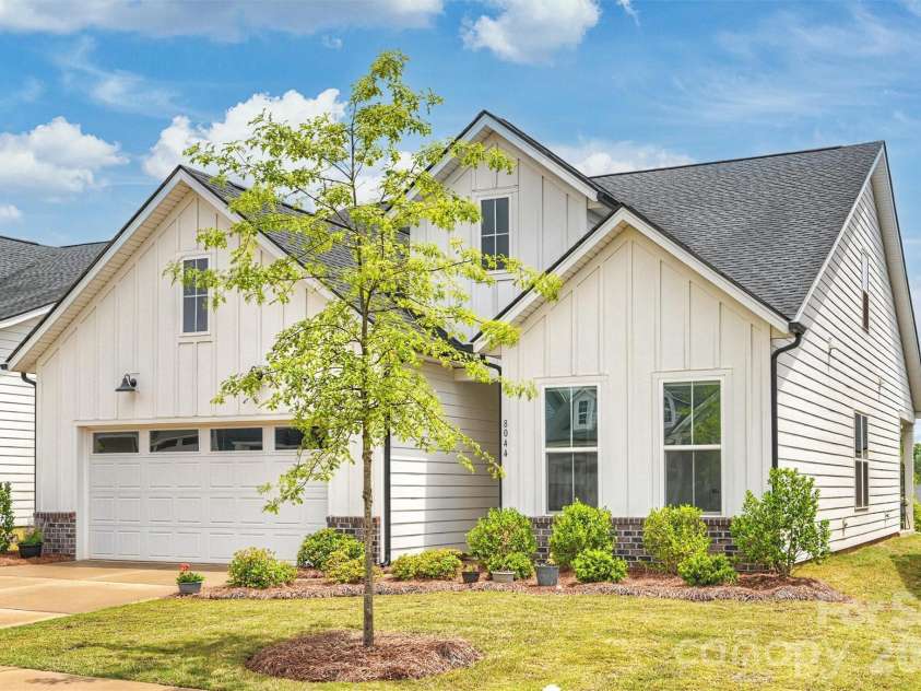 8044 Brookbank Drive, Charlotte, NC 28269.  MLS# CAR4387467, YatesRealty ID 28626. 