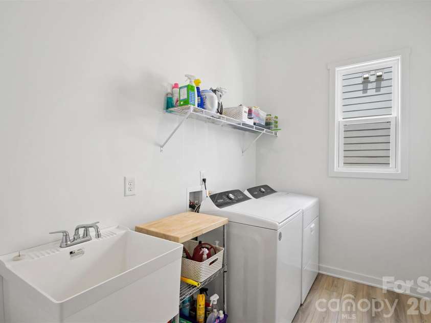 8044 Brookbank Drive, Charlotte, NC 28269.  MLS# CAR4387467, YatesRealty ID 28626. Main Level Laundry