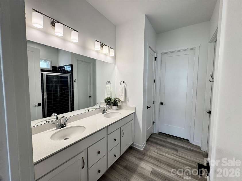 8044 Brookbank Drive, Charlotte, NC 28269.  MLS# CAR4387467, YatesRealty ID 28626. Main Level Primary Bath