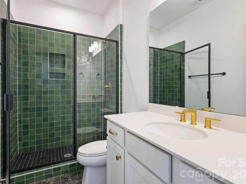 8044 Brookbank Drive, Charlotte, NC 28269.  MLS# CAR4387467, YatesRealty ID 28626. Upper Floor Bath