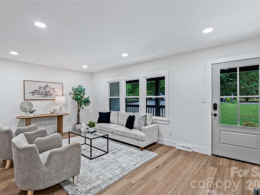 833 Knowles Drive, Dallas, NC 28034.  MLS# CAR4383979, YatesRealty ID 28627. 