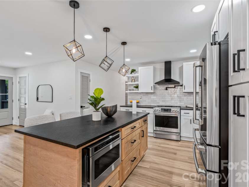 833 Knowles Drive, Dallas, NC 28034.  MLS# CAR4383979, YatesRealty ID 28627. 