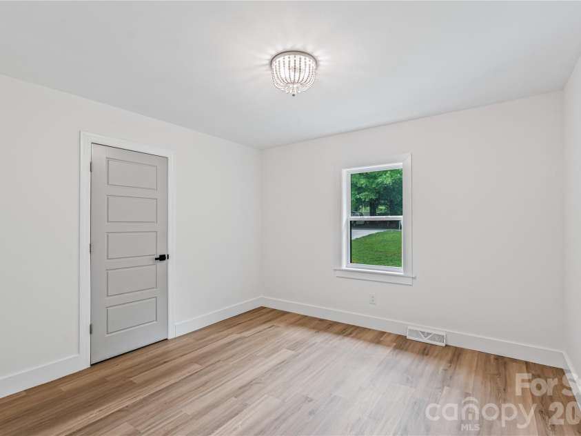 833 Knowles Drive, Dallas, NC 28034.  MLS# CAR4383979, YatesRealty ID 28627. 