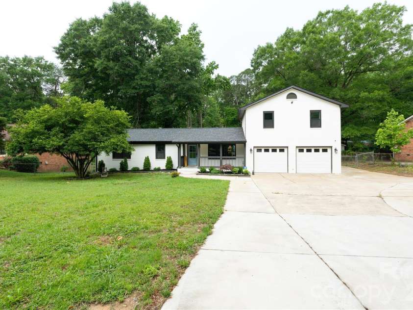 833 Knowles Drive, Dallas, NC 28034.  MLS# CAR4383979, YatesRealty ID 28627. 
