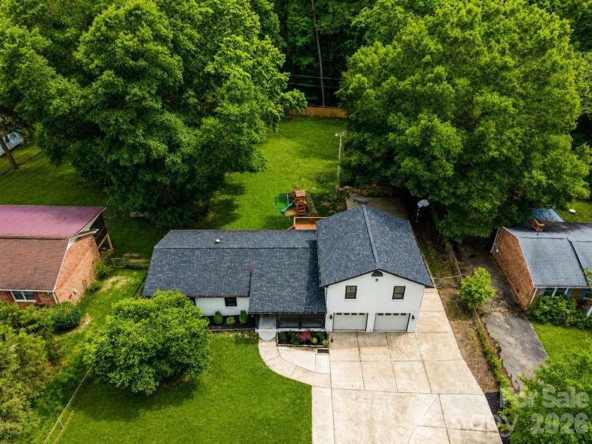 833 Knowles Drive, Dallas, NC 28034.  MLS# CAR4383979, YatesRealty ID 28627. 