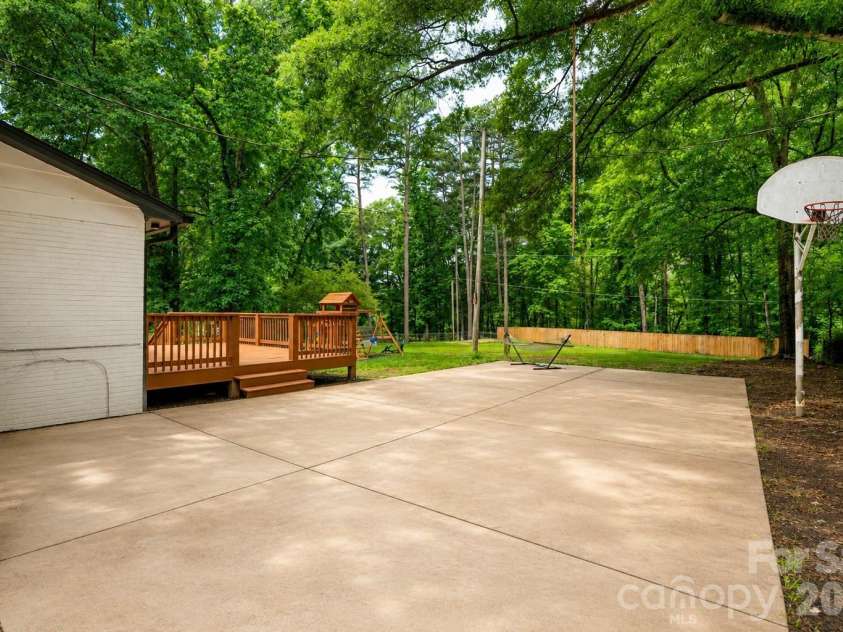 833 Knowles Drive, Dallas, NC 28034.  MLS# CAR4383979, YatesRealty ID 28627. 