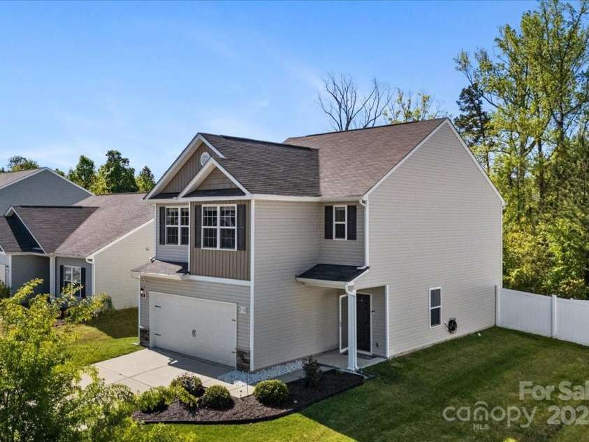 7113 Amberly Hills Road, Charlotte, NC 28215.  MLS# CAR4248581, YatesRealty ID 28629. 