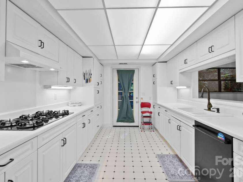 53 Hackberry Lane, Waynesville, NC 28785.  MLS# CAR4284011, YatesRealty ID 2863. Kitchen