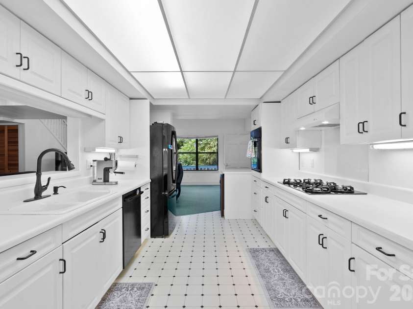 53 Hackberry Lane, Waynesville, NC 28785.  MLS# CAR4284011, YatesRealty ID 2863. Kitchen