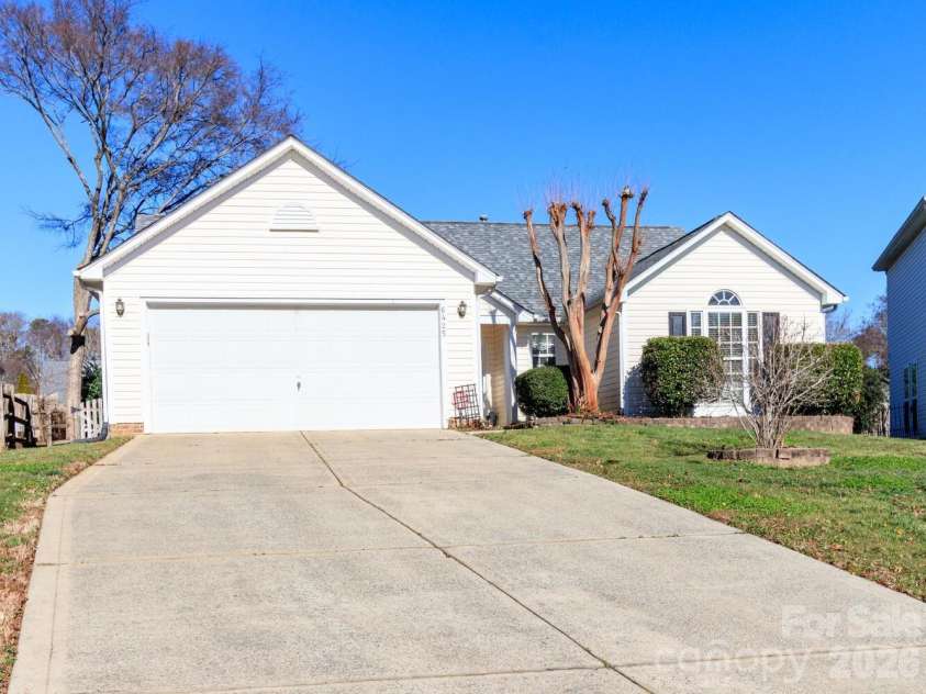 6425 Tunston Lane, Charlotte, NC 28269.  MLS# CAR4335709, YatesRealty ID 2863. 
