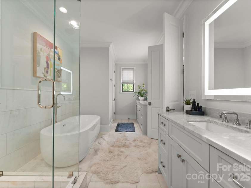 1160 Kings Drive, Charlotte, NC 28207.  MLS# CAR4261290, YatesRealty ID 28630. Primary Bathroom