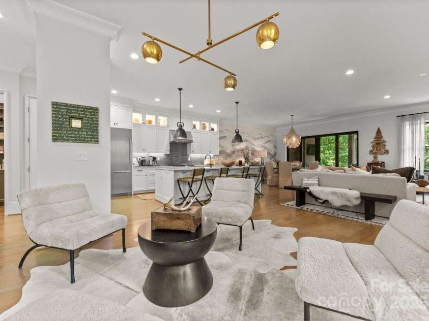 1160 Kings Drive, Charlotte, NC 28207.  MLS# CAR4261290, YatesRealty ID 28630. Sitting Area
