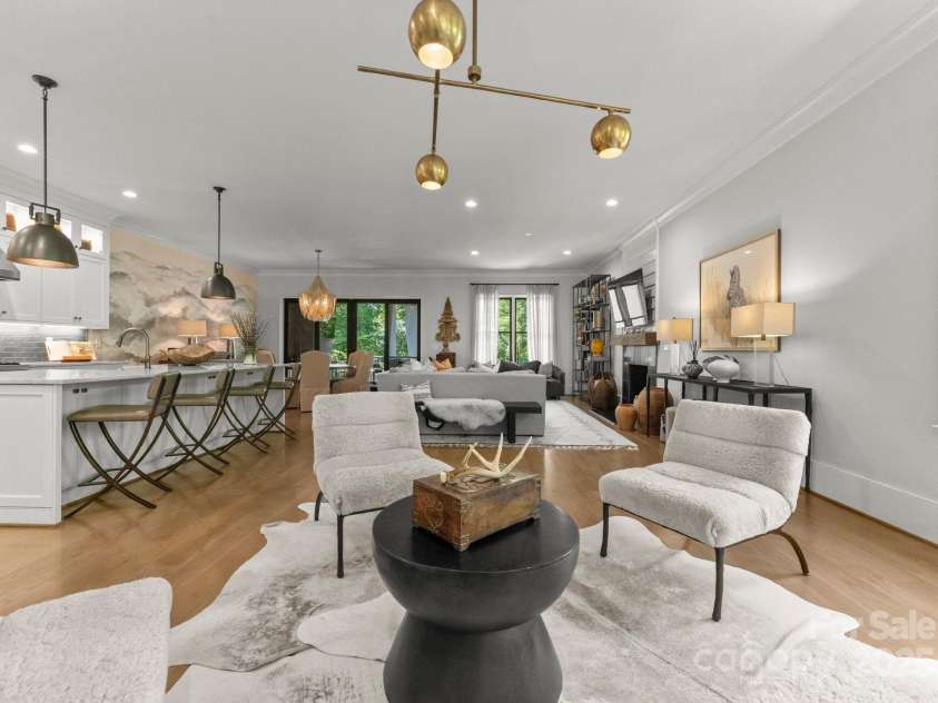 1160 Kings Drive, Charlotte, NC 28207.  MLS# CAR4261290, YatesRealty ID 28630. Sitting Area