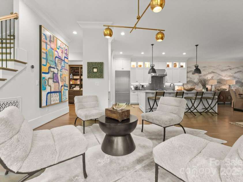 1160 Kings Drive, Charlotte, NC 28207.  MLS# CAR4261290, YatesRealty ID 28630. Sitting Area
