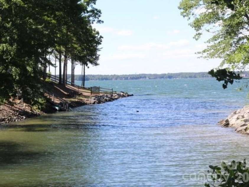 20727 Pointe Regatta Drive, Cornelius, NC 28031.  MLS# CAR4370865, YatesRealty ID 28632. Normal lake level in cove