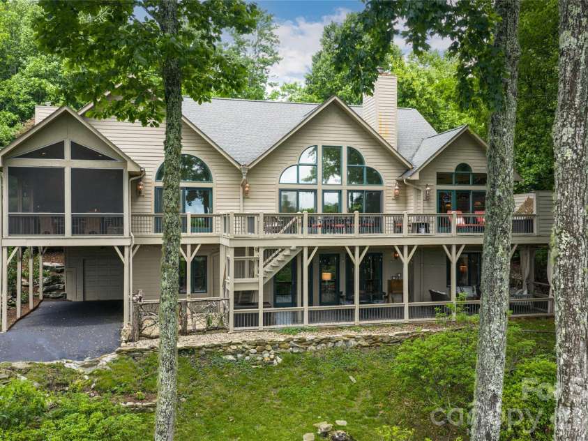 305 Piney Knoll Lane, Hendersonville, NC 28739.  MLS# CAR4386427, YatesRealty ID 28638. 