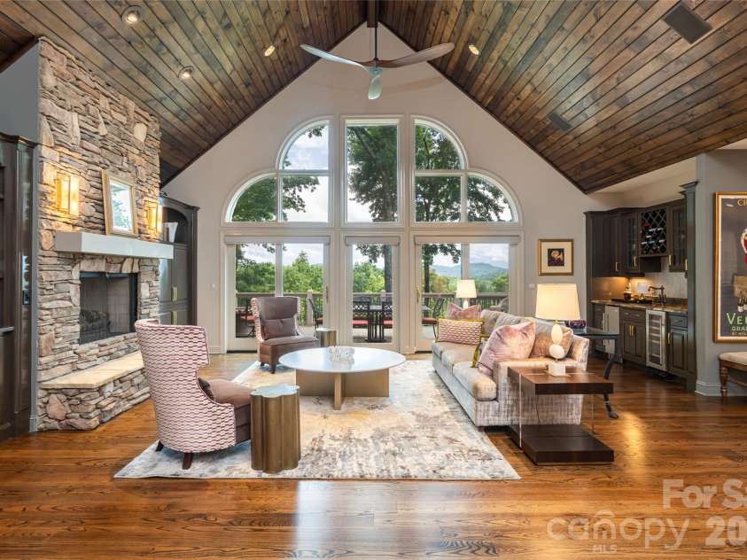 305 Piney Knoll Lane, Hendersonville, NC 28739.  MLS# CAR4386427, YatesRealty ID 28638. 
