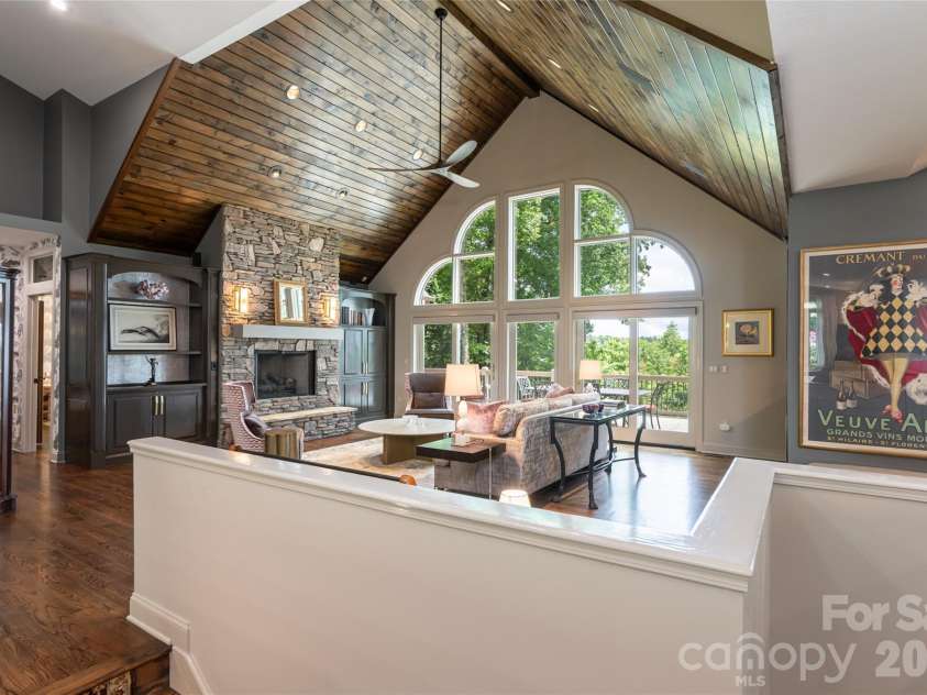 305 Piney Knoll Lane, Hendersonville, NC 28739.  MLS# CAR4386427, YatesRealty ID 28638. 